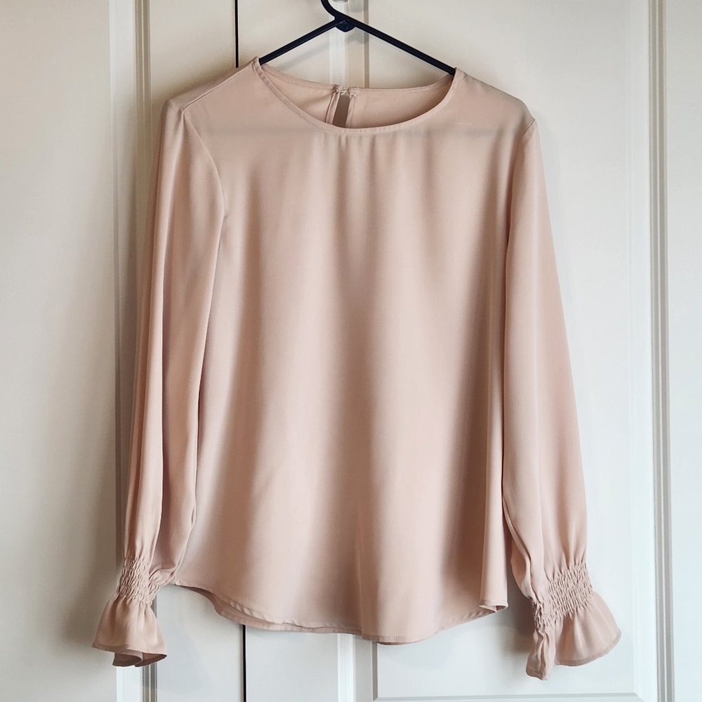 Dokotoo new without tags beautiful blouse w/ puffy sleeves & ruffle at wrists